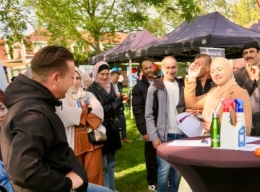 Groepje mensen rond een statafel op het banenfestival