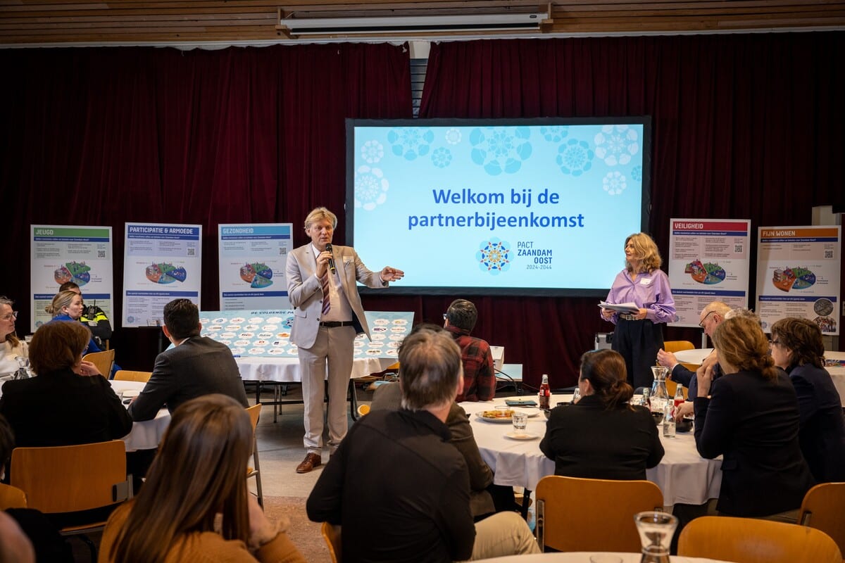 Burgemeester Jan Hamming opent de avond en verwelkomt de nieuwe partners.