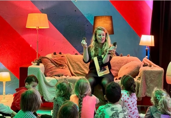 Anne voor een groep kinderen in het verhalentheater