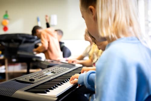Een meisje speelt piano