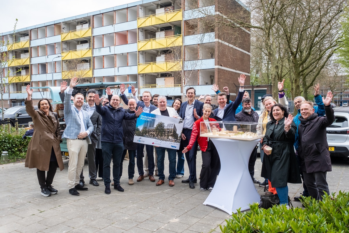 Wethouder Wonen Harrie van der Laan met projectgroep Poooort in de wijk.