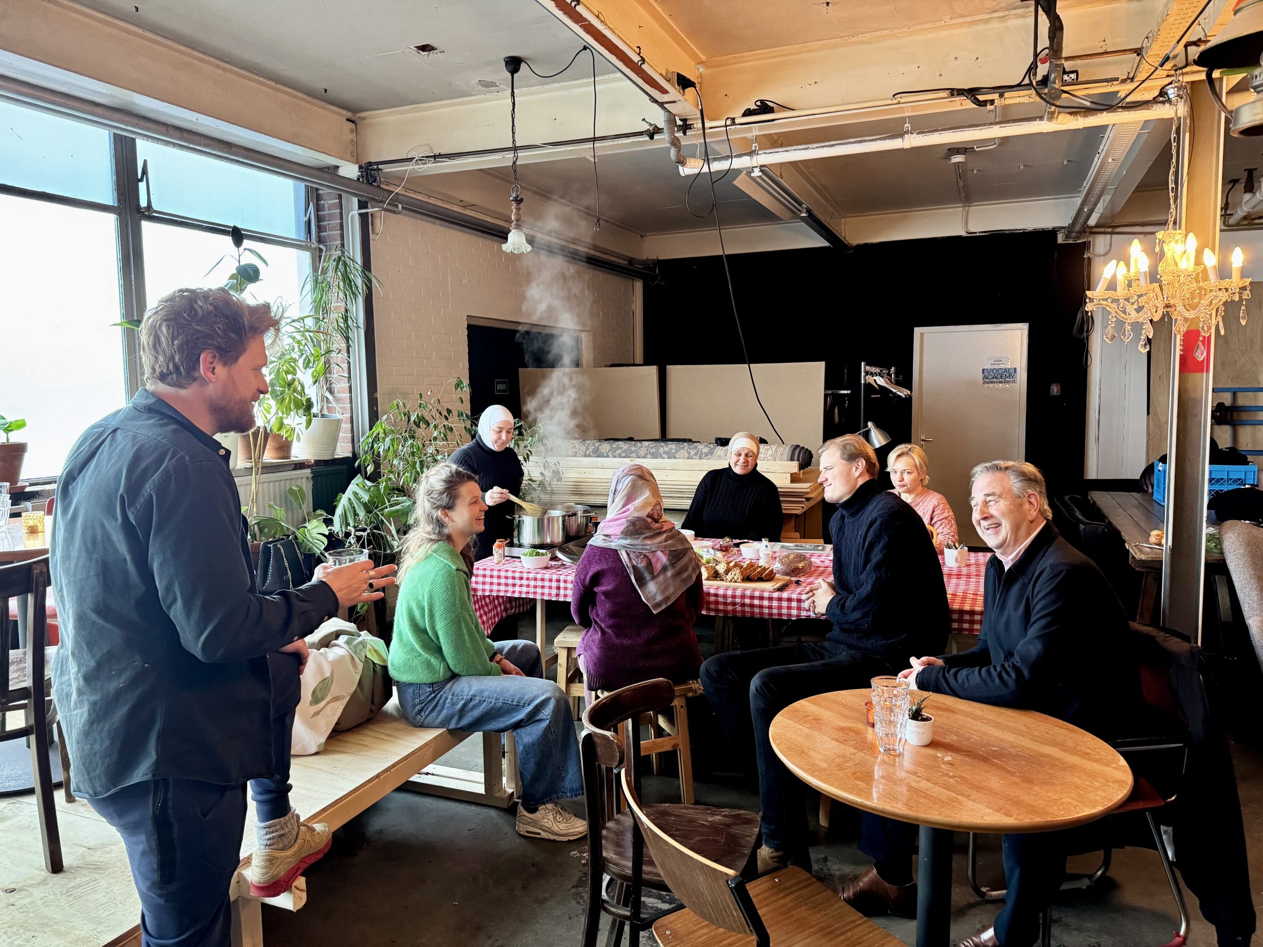 groep mensen met een bord soep