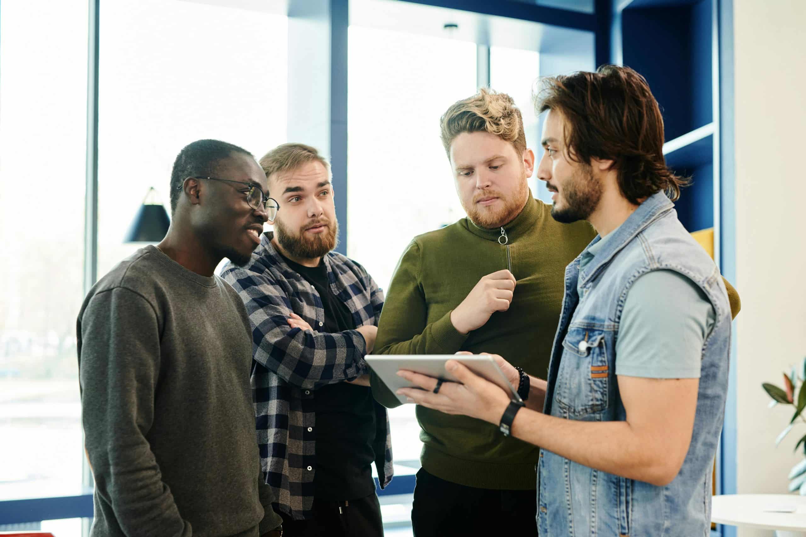 Vier mannen staan met elkaar te praten