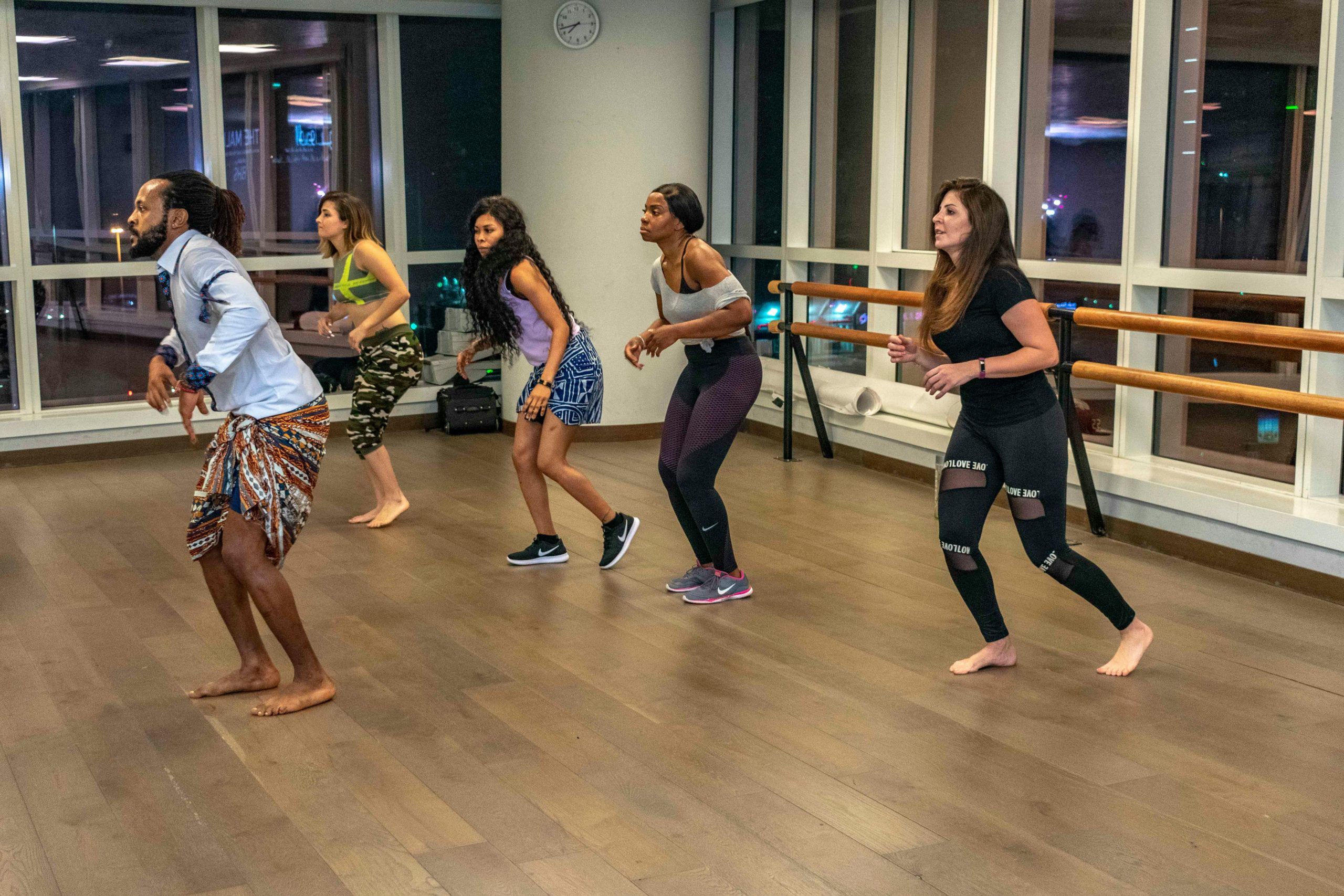 mensen zijn zumba aan het dansen