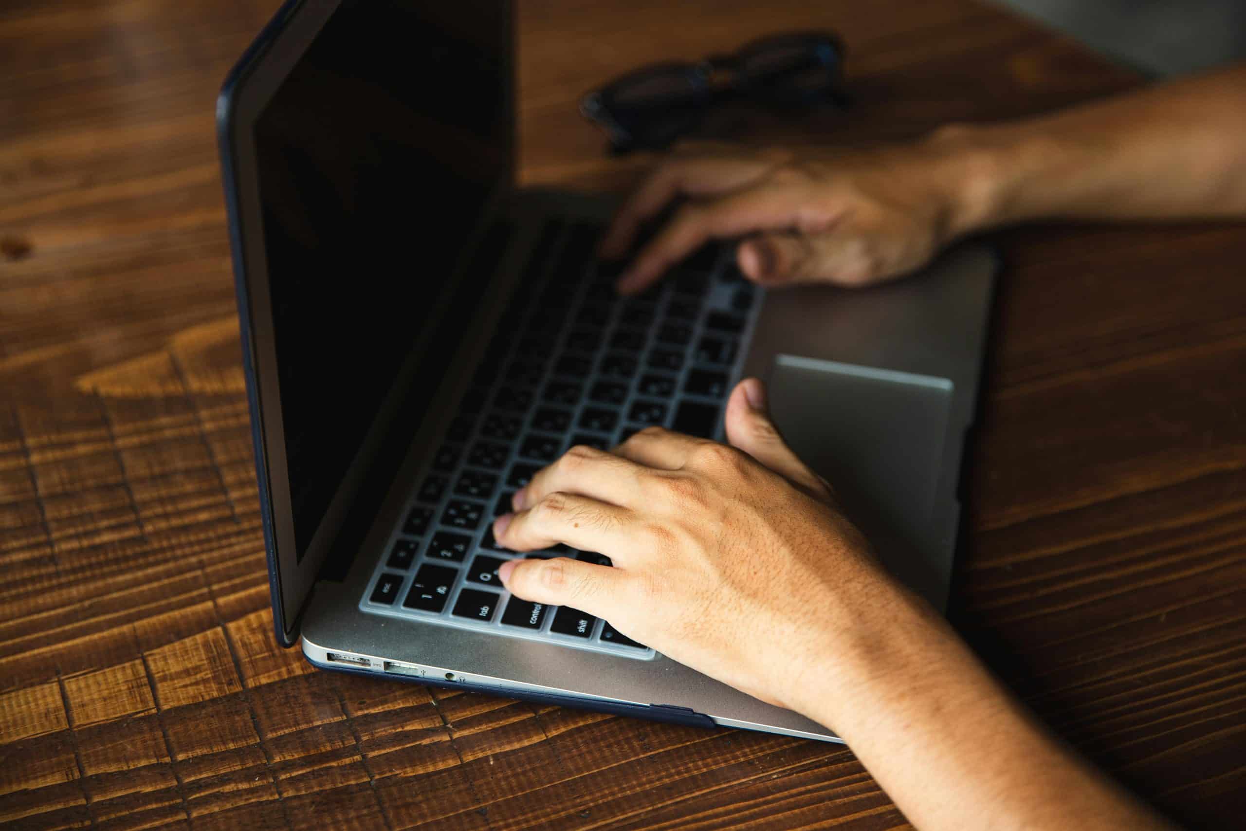 Iemand typt op een laptop