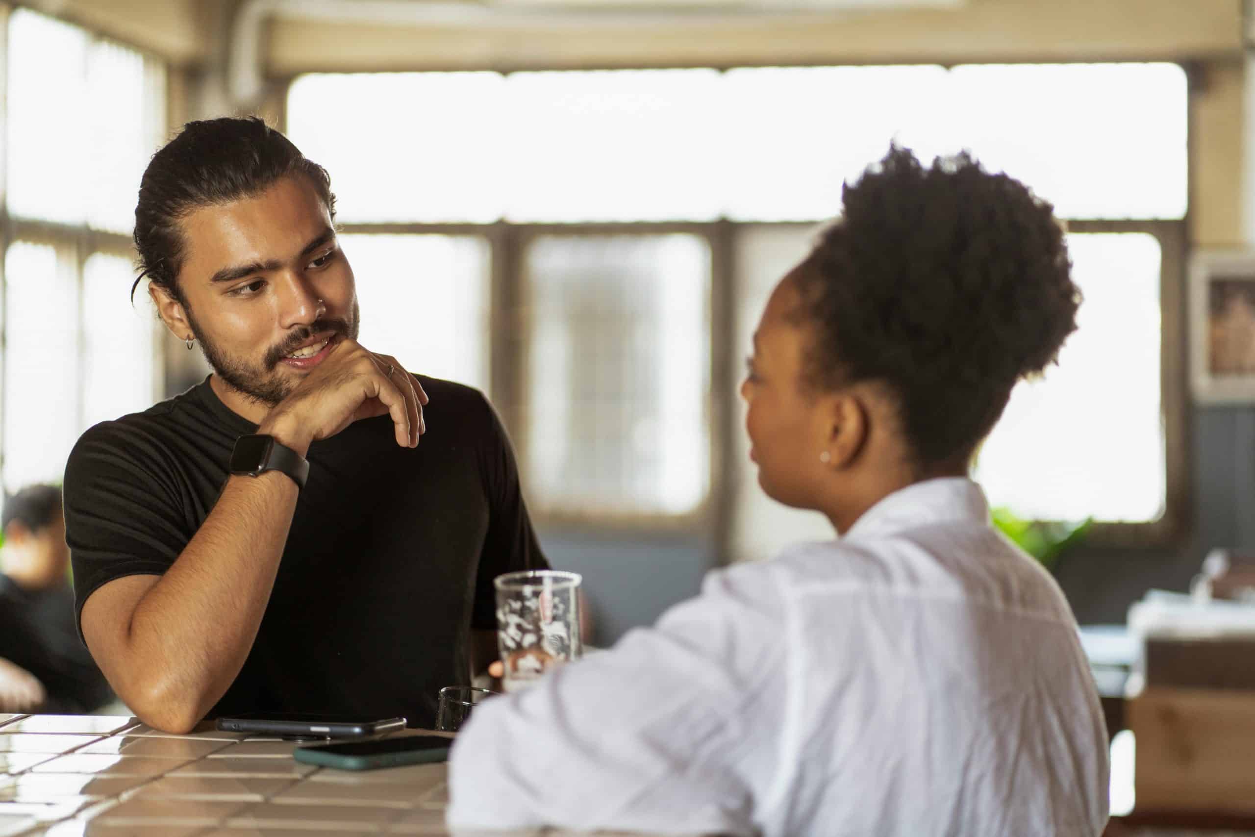 Man en vrouw in gesprek aan tafel