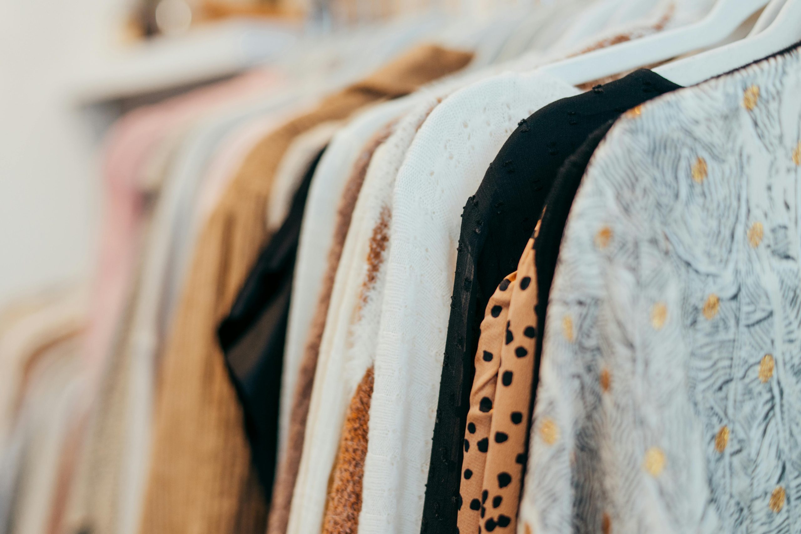 Kleding aan een rek