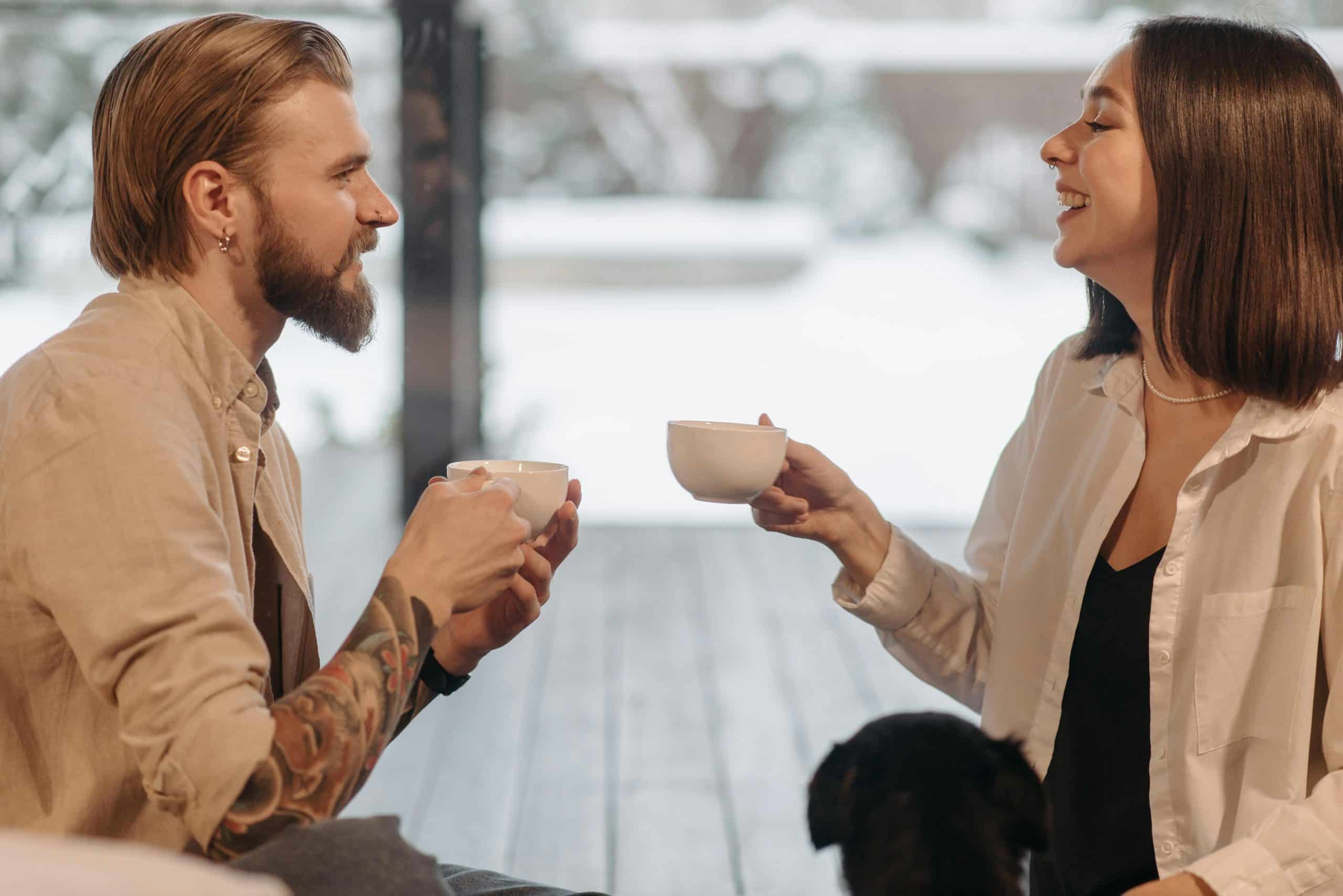 Twee mensen drinken samen koffie