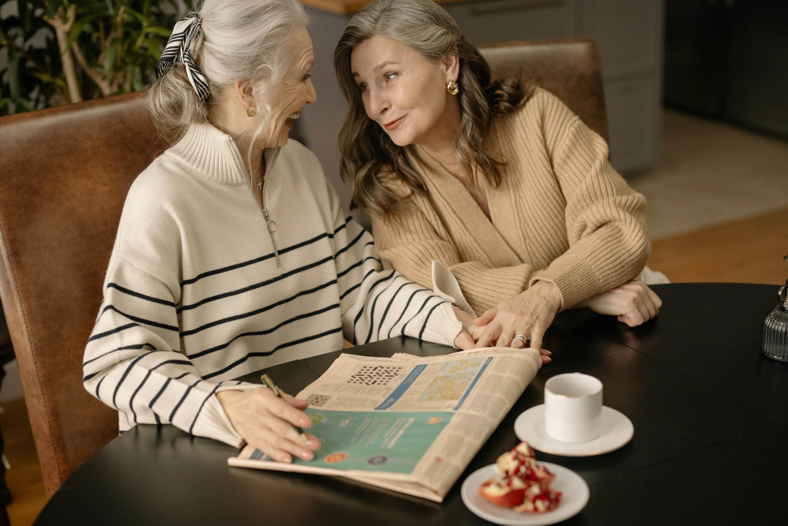 dames met elkaar in een vrolijk gesprek