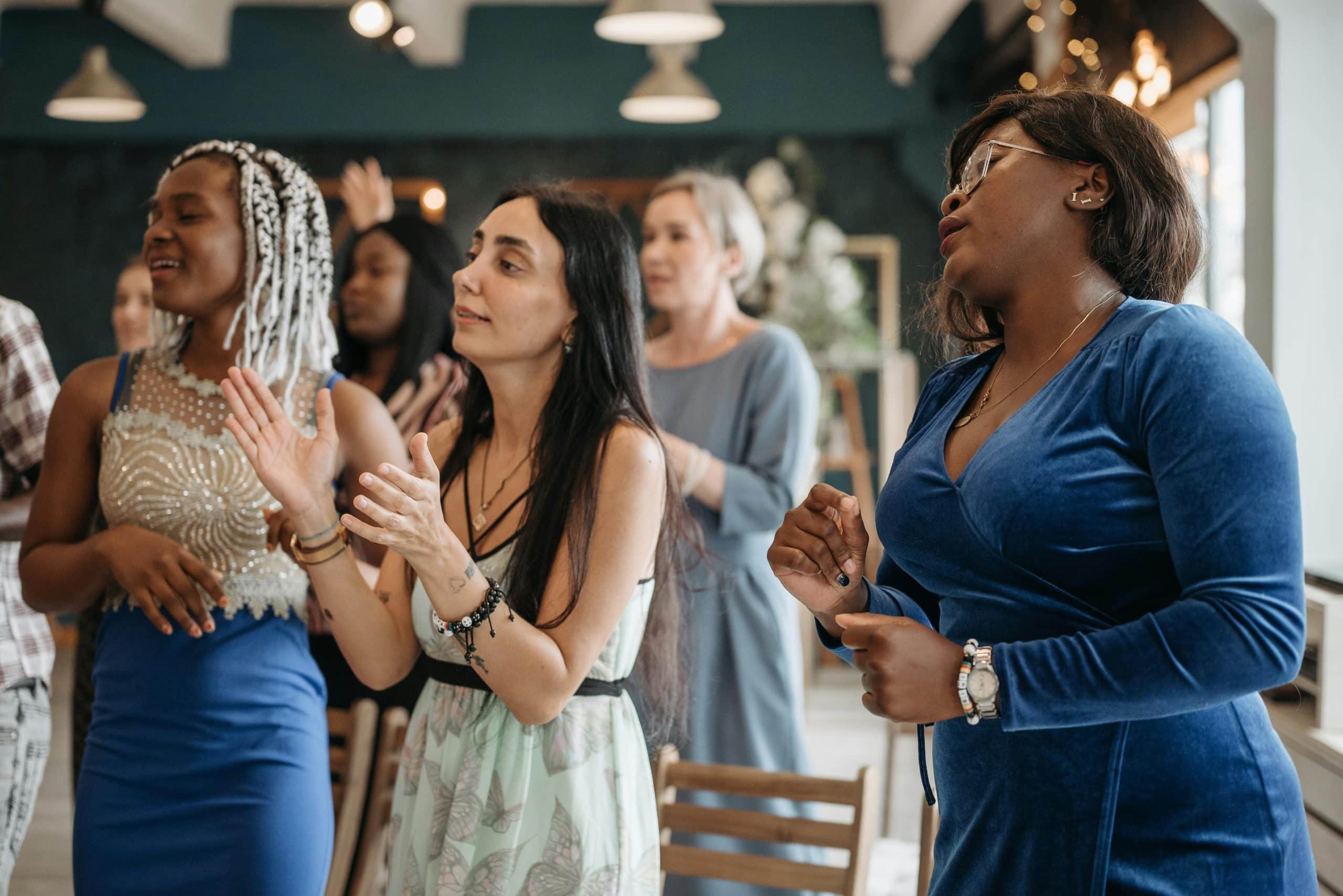 Groep vrouwen staat samen te zingen