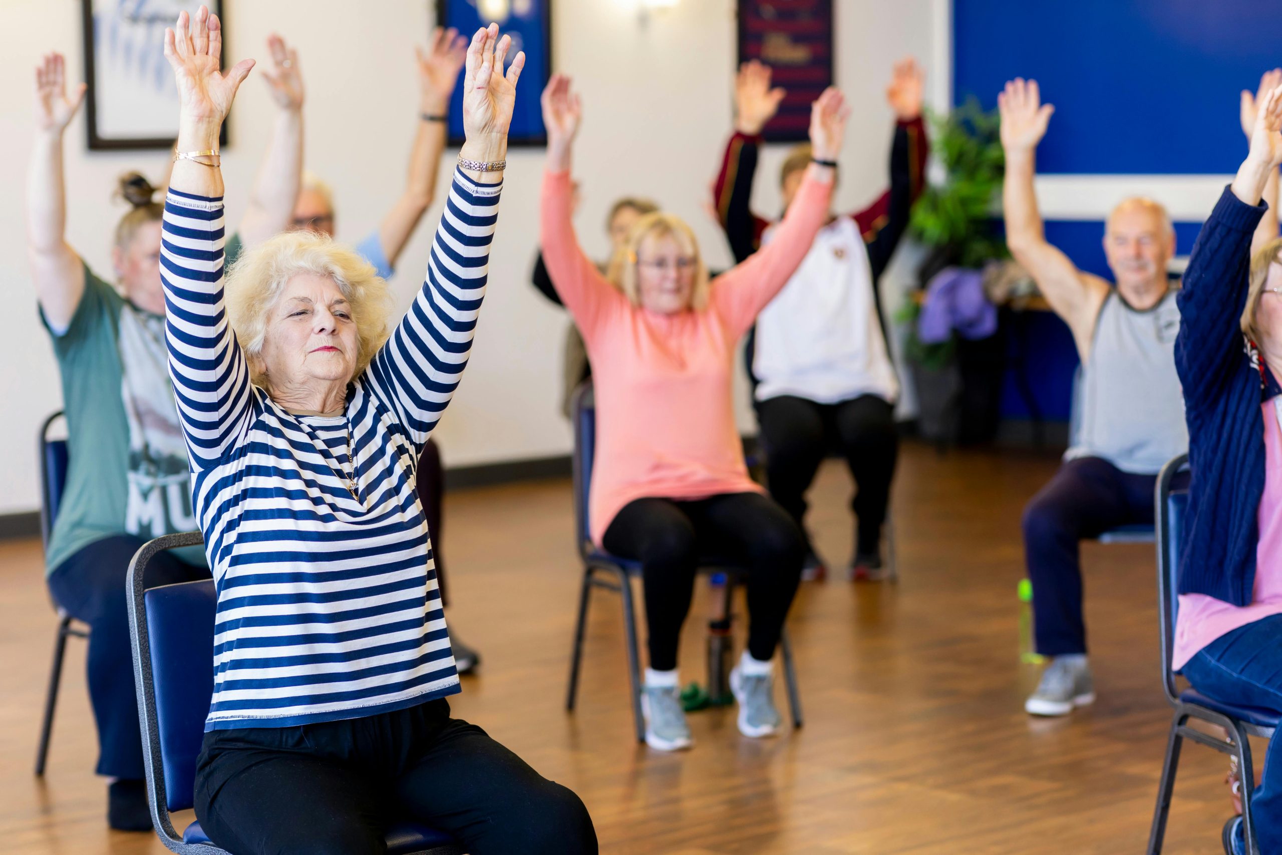 groep oudere mensen doen aan zittende gym