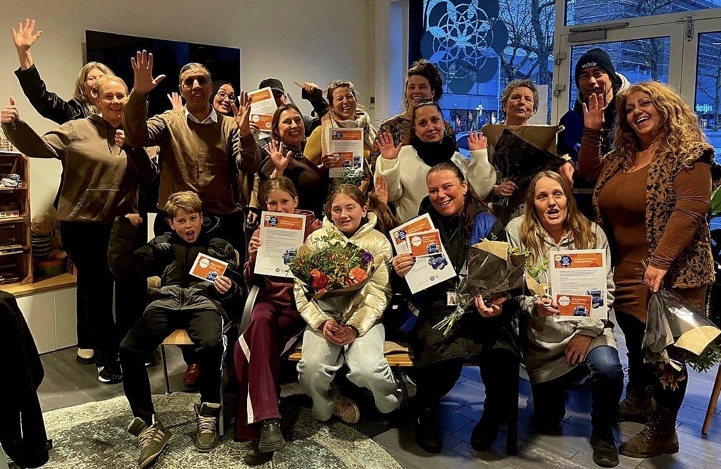 buurtbewoners met bloemen in hun hand